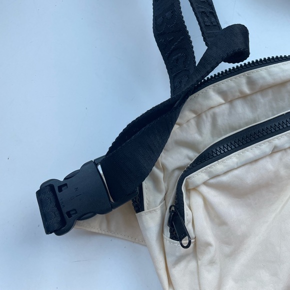 NWOT BAGGU Fanny Pack - Picture 7 of 11